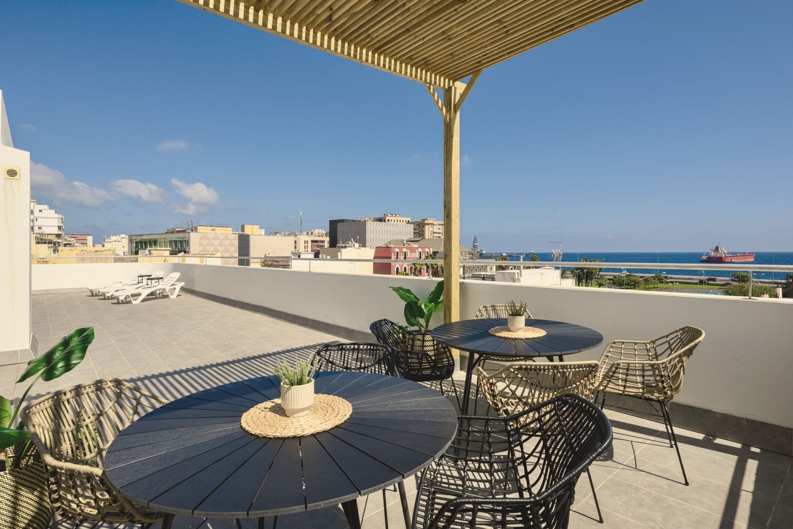 Pérgola del rooftop con vistas al mar