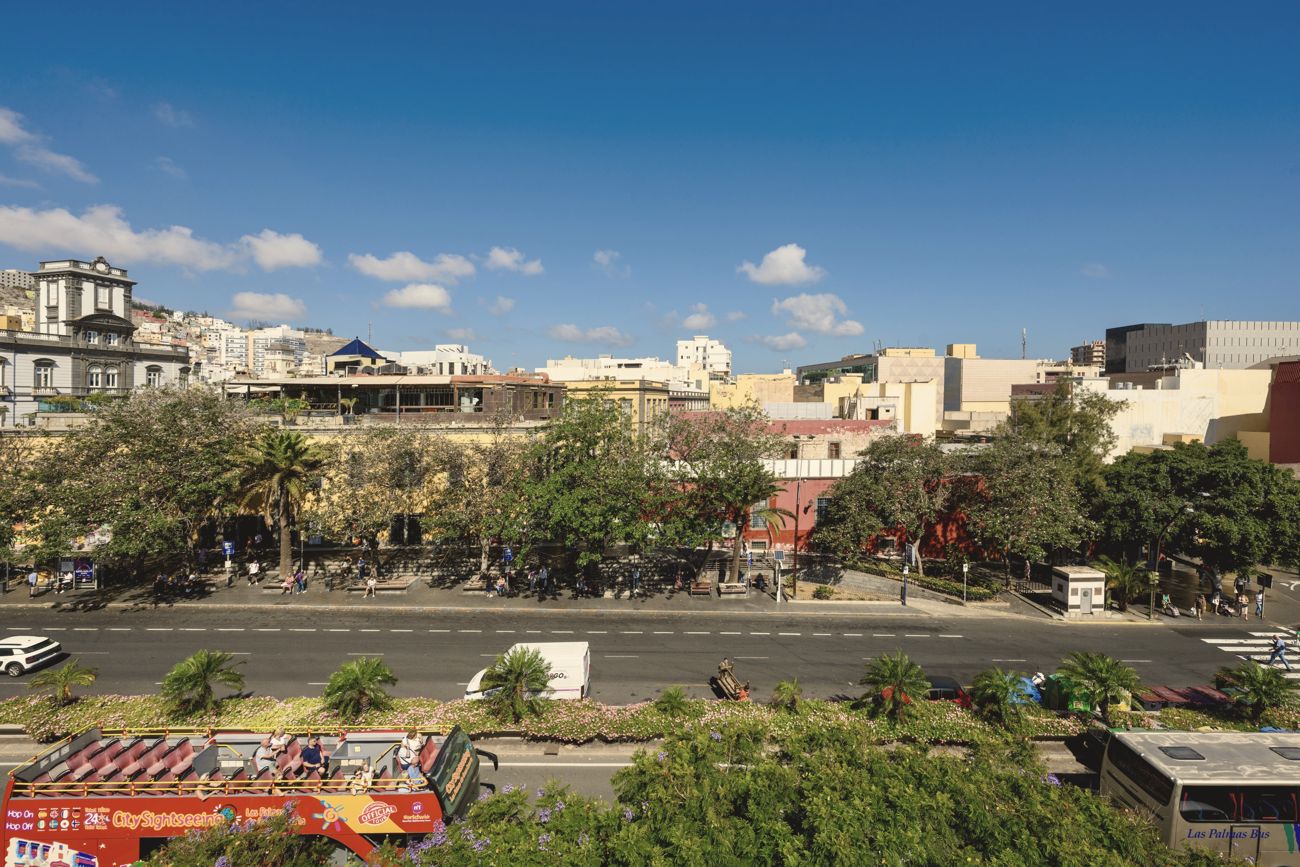 Balcón de la Suite con Balcón sobre la avenida arbolada